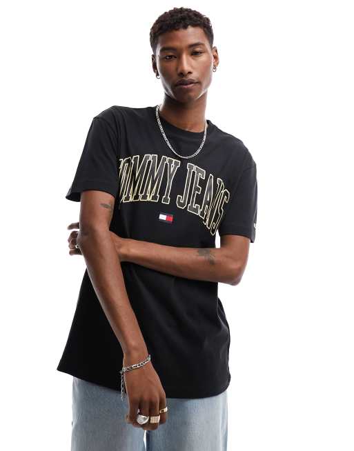 Tommy Jeans – Klassisches T-Shirt in Schwarz mit goldenem, gebogenem Logo