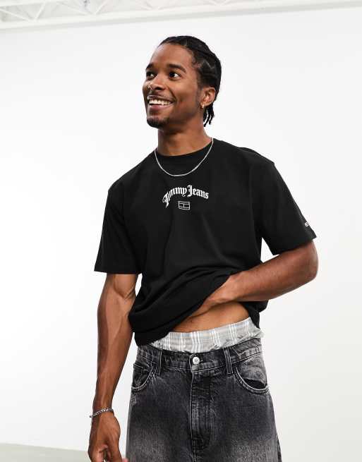 Tommy Jeans – Klassisches T-Shirt in Schwarz mit mittigem gebogenem Grunge-Logo
