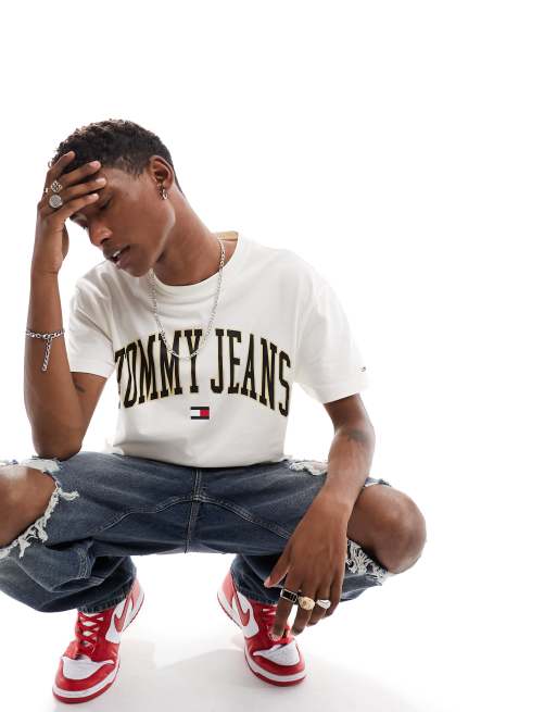 Tommy Jeans – Klassisches T-Shirt in Weiß mit goldenem, gebogenem Logo