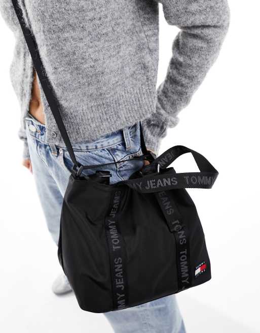 Tommy Jeans – Kleine Tragetasche in Schwarz mit Logoaufnäher