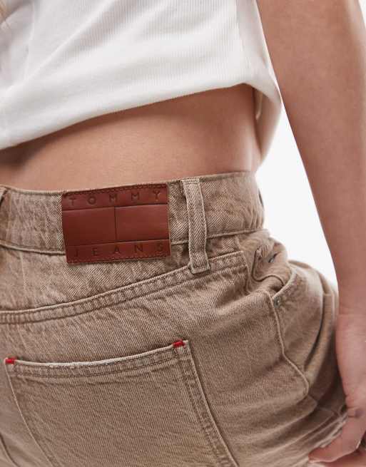 Tommy Jeans – Knapp geschnittener Minirock aus Denim in brauner Waschung, 4 von 5