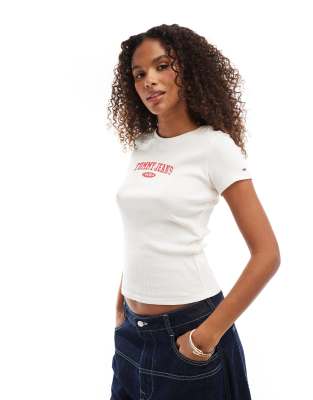 Tommy Jeans - Knapp geschnittenes T-Shirt in gebrochenem Weiß und Rot mit Retro-College-Logo