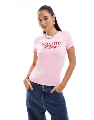 Tommy Jeans - Knapp geschnittenes T-Shirt in Rosa und Rot mit Retro-Schriftzug