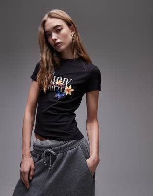 Tommy Jeans - Knapp geschnittenes T-Shirt in Schwarz mit Grafik