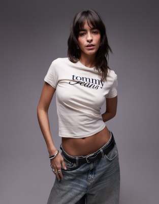 Tommy Jeans - Knapp geschnittenes T-Shirt in Wollweiß mit Retro-Schriftzug