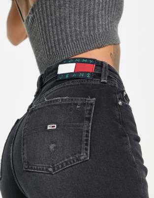 Tommy Jeans – Knielange Shorts aus Denim mit offenkantigem Saum in Schwarz  | ASOS