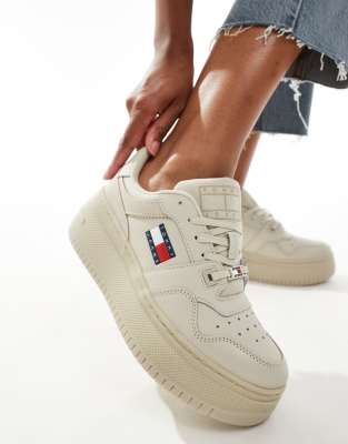 Tommy Jeans - Knöchelhohe Retro-Basketball-Sneaker in Stein mit flacher Plateausohle-Neutral