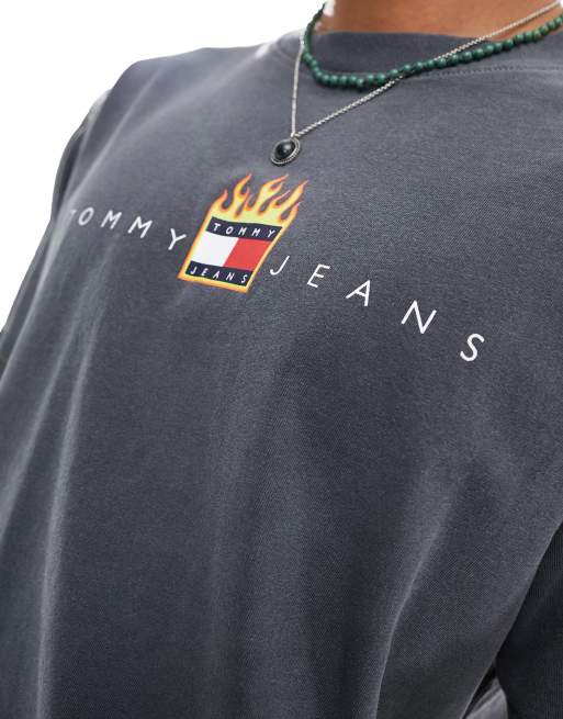 Tommy Jeans - Koksgrå T-shirt med lineært logo og flag med ild i i afslappet pasform, 2 af 4