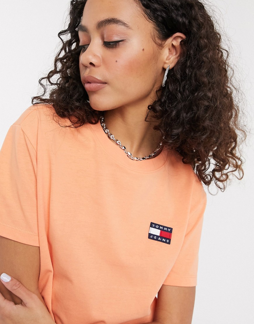 Tommy Jeans - Koralfarvet t-shirt med badge-Orange