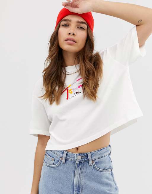 Tommy Jeans – Kort t-shirt med regnbågsfärgad logga i skrivstil
