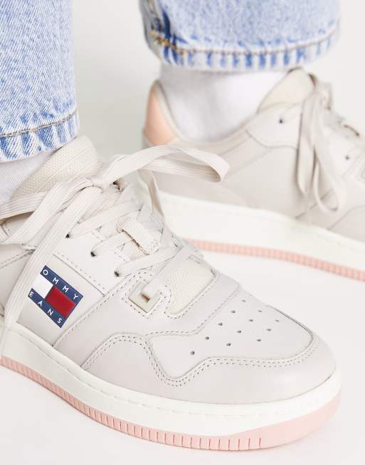 Tommy Jeans – Krämfärgad basketsneakers i retrostil