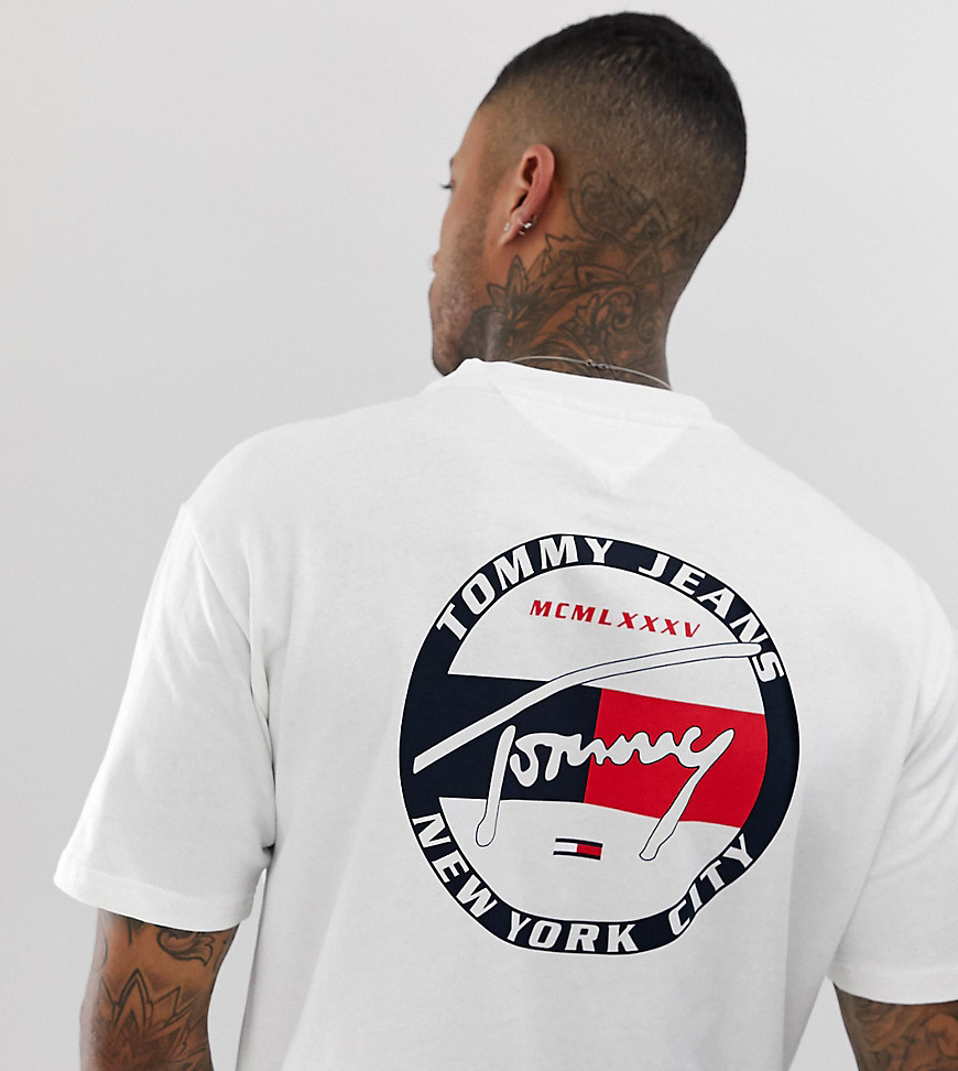 Tommy Jeans - Kun hos ASOS - Hvid t-shirt med rundt signaturelogo på ryggen