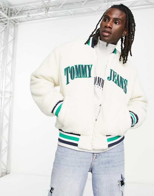 Tommy Jeans – Kurtka w stylu uczelnianym z kożuszka w kolorze złamanej bieli i z logo