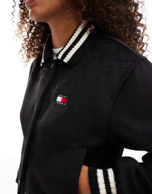 Tommy Jeans – Kurz geschnittene College-Bomberjacke aus Wolle in Schwarz, 3 von 4