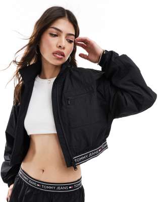 Tommy Jeans – Kurze Windjacke in Schwarz mit Zierband