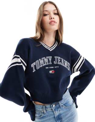 Tommy Jeans - Kurzer College-Pullover in Marineblau mit V-Ausschnitt