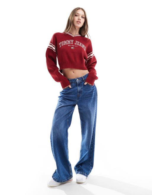 Tommy Jeans – Kurzer College-Pullover in Rot mit V-Ausschnitt, 2 von 4