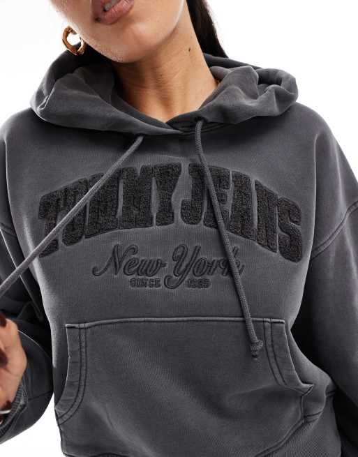 Tommy Jeans – Kurzer Kapuzenpullover in verwaschenem Grau mit Logo