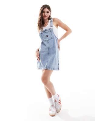 Tommy Jeans - Kurzes Denim-Latzkleid in hellblauer Waschung mit Reißverschluss