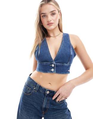 Tommy Jeans - Kurzes Jeans-Oberteil im Westen-Design in Blau