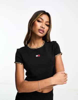 Tommy Jeans - Kurzes T-Shirt in Schwarz mit Einfassung mit Leopardenmuster