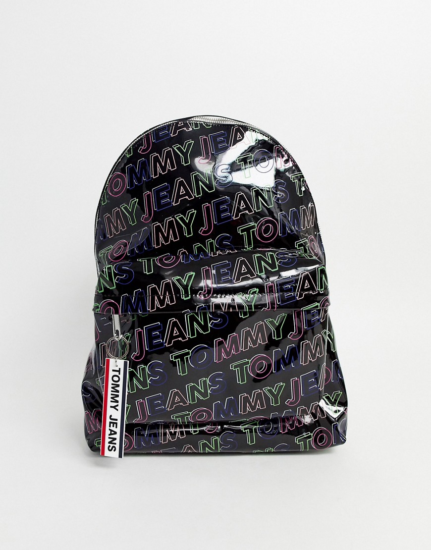Tommy Jeans – Lackad ryggsäck i heltäckande logotypmönster-Svart