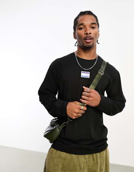 Tommy Jeans – Langärmliges College-T-Shirt in Schwarz mit Logo-Aufnäher