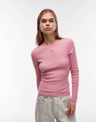 Tommy Jeans - Langärmliges, geripptes T-Shirt in leuchtendem Rosa mit Logo-Aufnäher