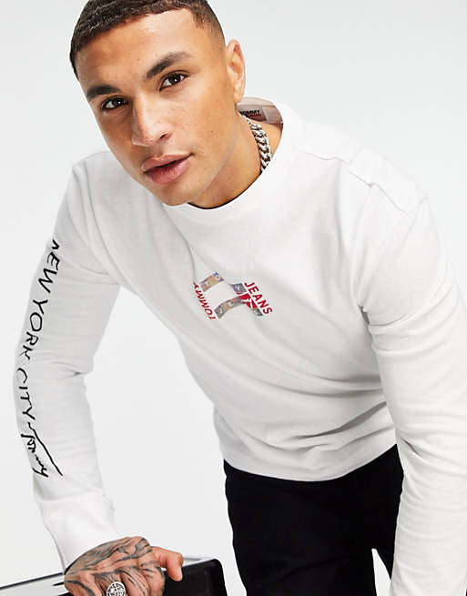Tommy Jeans – Langärmliges Oberteil in Weiß mit kleinem, mittigem  Box-Flaggenlogo und Logoschriftzug am Arm | ASOS