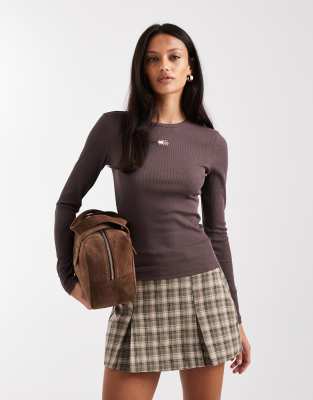 Tommy Jeans - Langärmliges Shirt in Braun mit Aufnäher-Brown