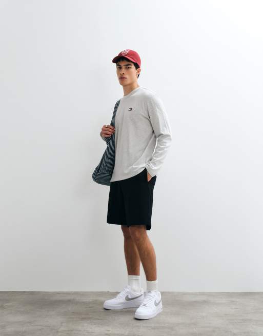 Tommy Jeans – Langärmliges Shirt in Hellgrau mit Logo-Aufnäher, 2 von 5