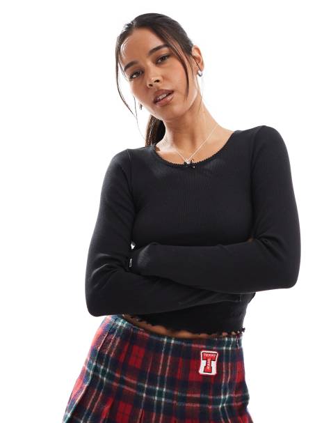 Tommy Jeans – Langärmliges Shirt in Schwarz mit Bogenkante und schmalem Schnitt - view 1