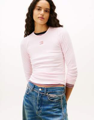 Tommy Jeans - Langärmliges Slim-Fit-T-Shirt in Rosa mit Tommy-Aufnäher