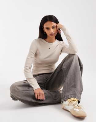 Tommy Jeans - Langärmliges T-Shirt in Beige mit Aufnäher-Neutral