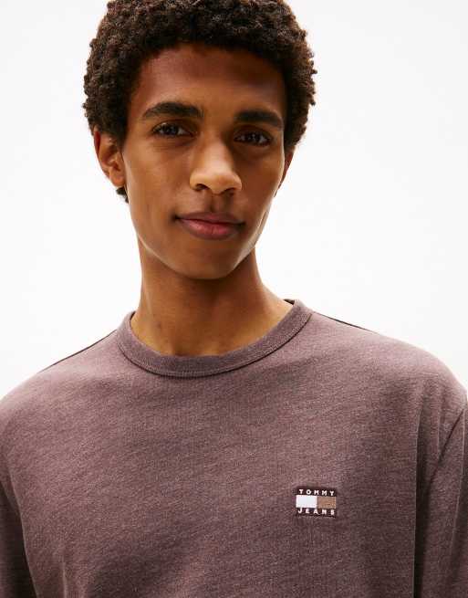 Tommy Jeans – Langärmliges T-Shirt in Dunkelbraun mit farblich abgestimmtem Tommy-Aufnäher