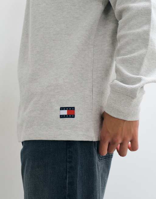 Tommy Jeans – Langarmshirt in Hellgrau mit Waffelstruktur, 4 von 5