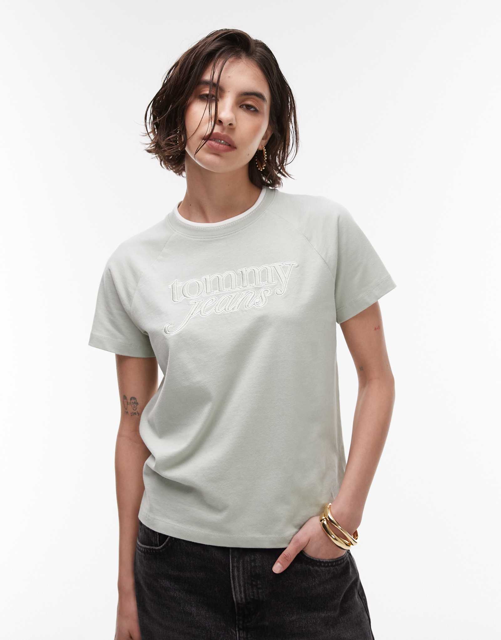 Футболка с крупным вышитым логотипом Tommy Jeans темно-зеленого цвета