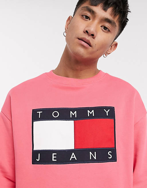 Tæmme Misforstå Håbefuld Tommy Jeans large flag logo crew neck sweatshirt comfort fit in washed pink  | ASOS