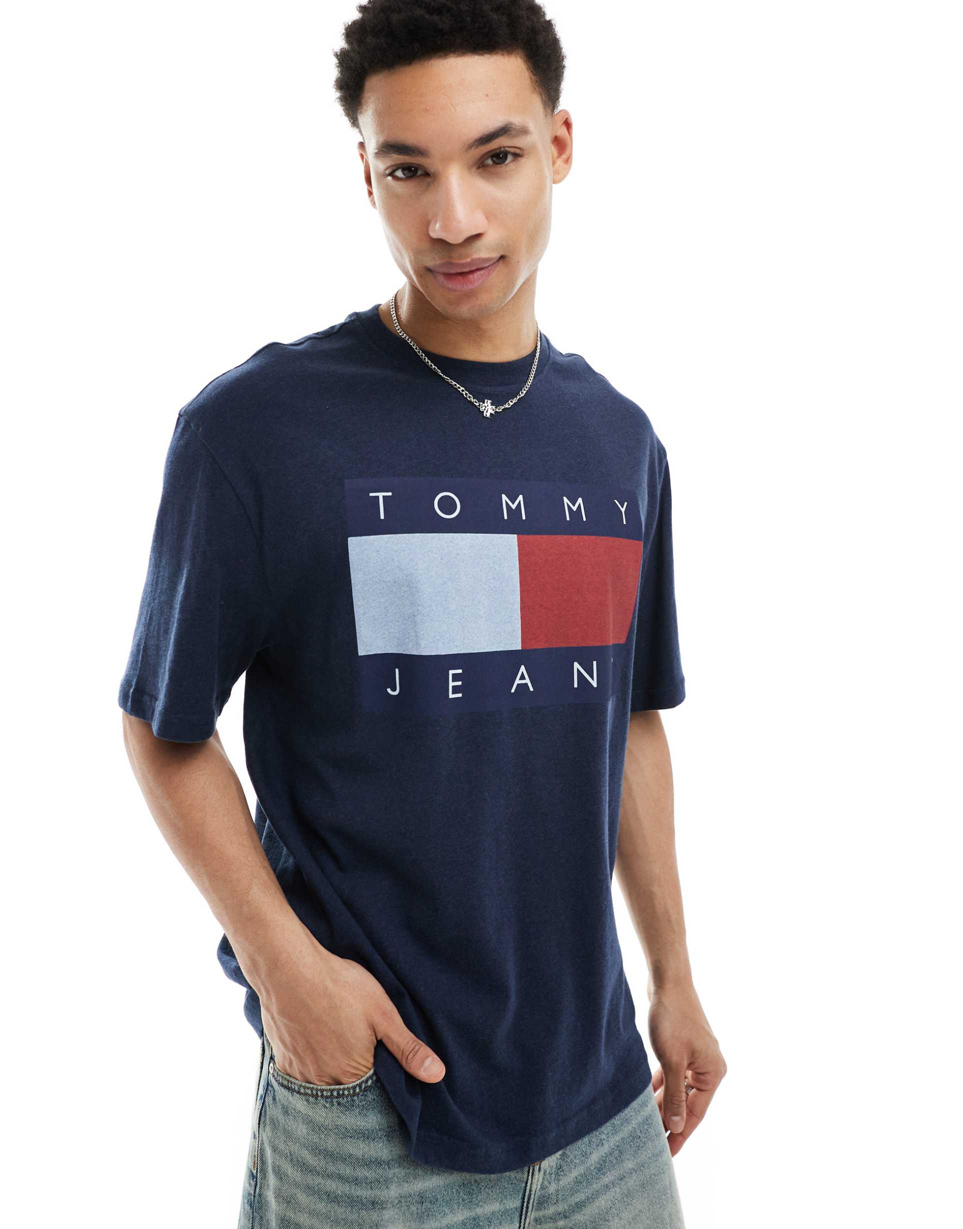 tommy jeans large flag logo t-shirt in navy