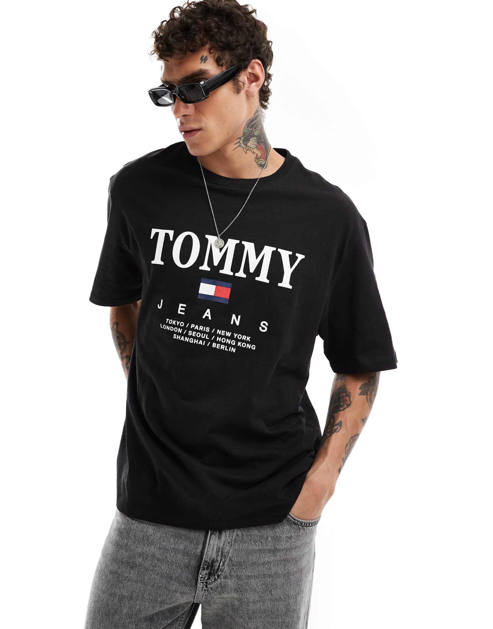 Черная футболка с крупным шрифтом Tommy Jeans