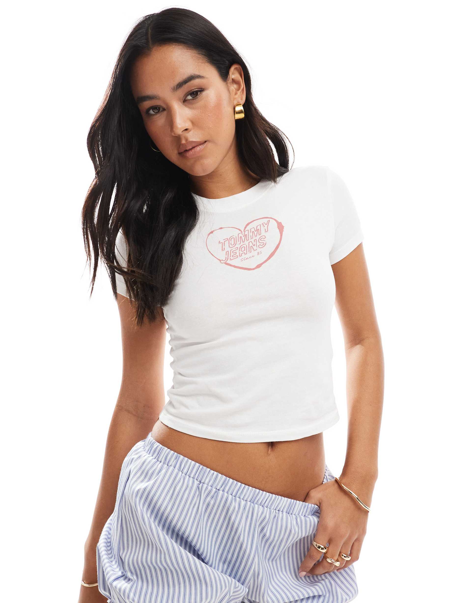 tommy jeans large heart t-shirt in white and pink