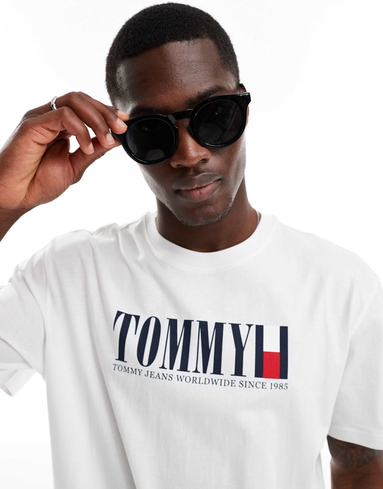 Белая футболка с крупным логотипом Tommy Jeans