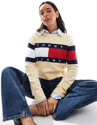 Tommy Jeans - Lässig geschnittener Pullover in Hellgelb mit Flaggenlogo in Farbblockdesign