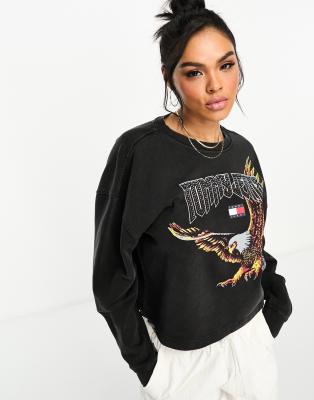 Tommy Jeans - Lässig geschnittenes, kurzes Sweatshirt in Schwarz mit Adler-Print in Vintage-Optik und Rundhalsausschnitt