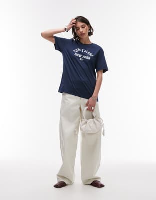 Tommy Jeans - Lässig geschnittenes T-Shirt in Marineblau mit College-Logo