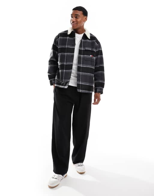 Tommy Jeans – Lässige Hemdjacke in kariertem Schwarz mit Teddyfell-Kragen