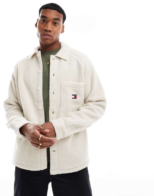 Tommy Jeans – Lässige Teddyfleece-Hemdjacke in Beige mit Aufnäher