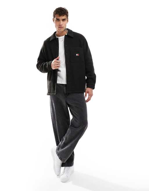 Tommy Jeans – Lässige Teddyfleece-Hemdjacke in Schwarz mit Aufnäher