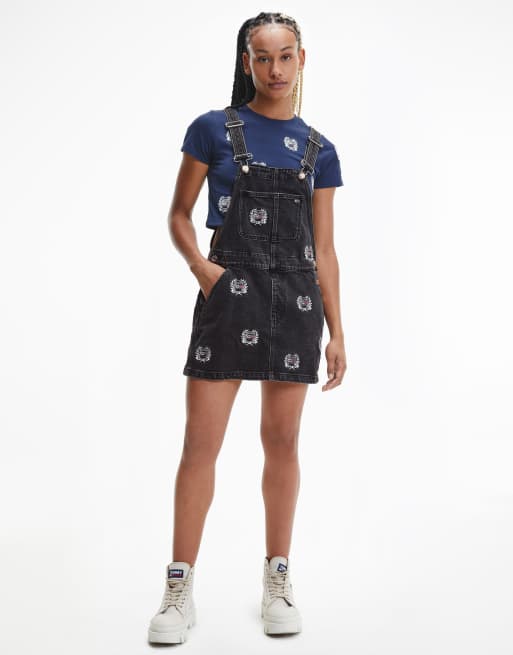 Tommy Jeans – Latzkleid in Schwarz mit Stickereien 