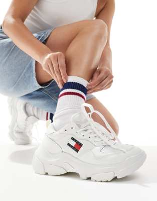 Tommy Jeans - Lauf-Sneaker in Weiß mit dicker Sohle und Flaggenlogo